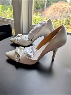 Badgley Mischka Ivory Satin Pointed-Toe Women Heels STUNNING Rhinestones, 7